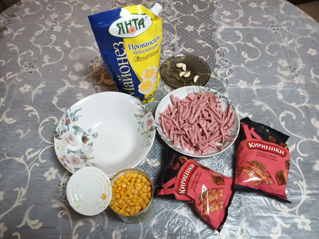 Салат с сухариками Салат с кириешками