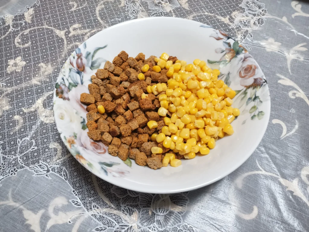 Салат с сухариками Салат с кириешками