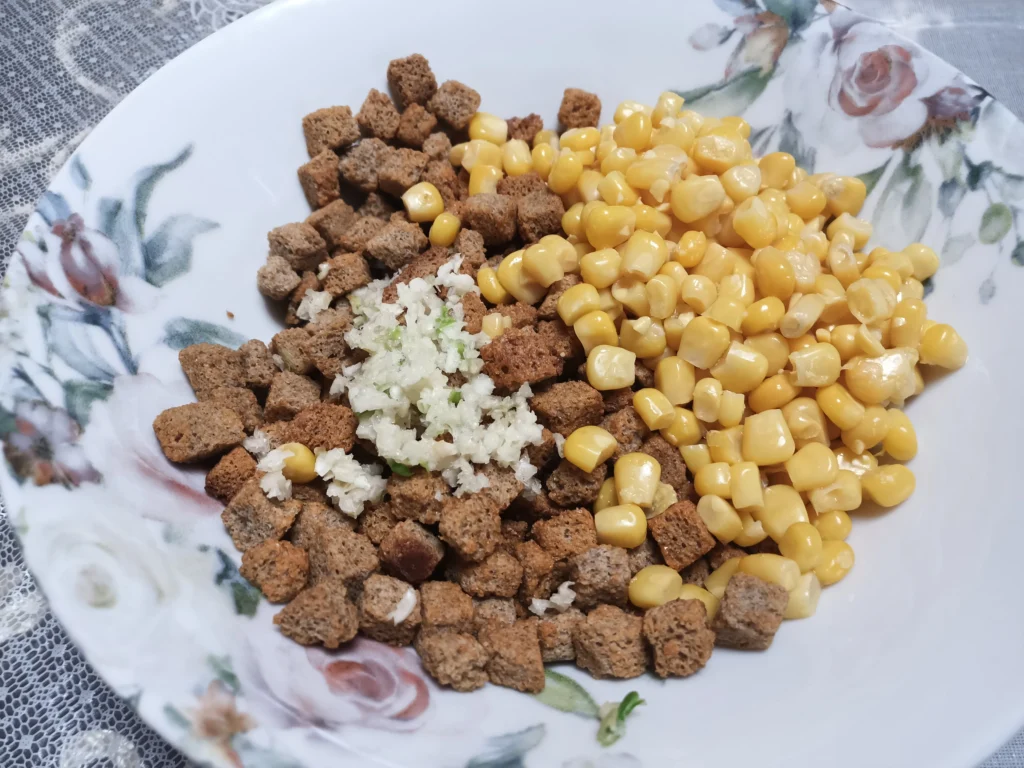 Салат с сухариками Салат с кириешками