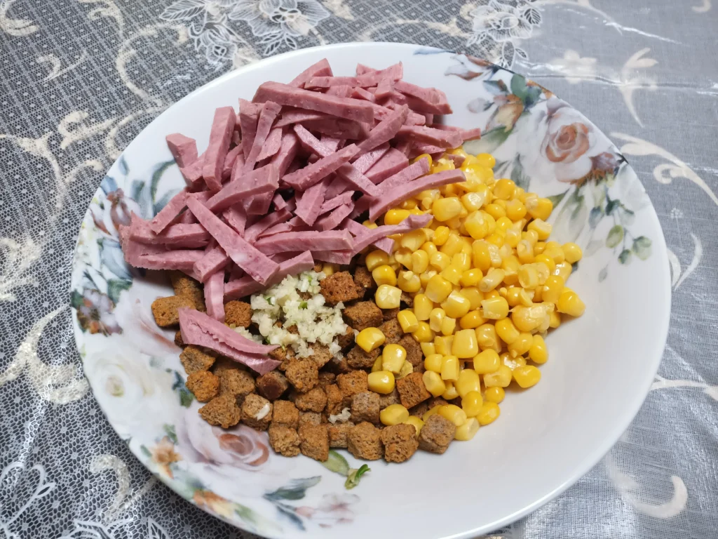 Салат с сухариками Салат с кириешками