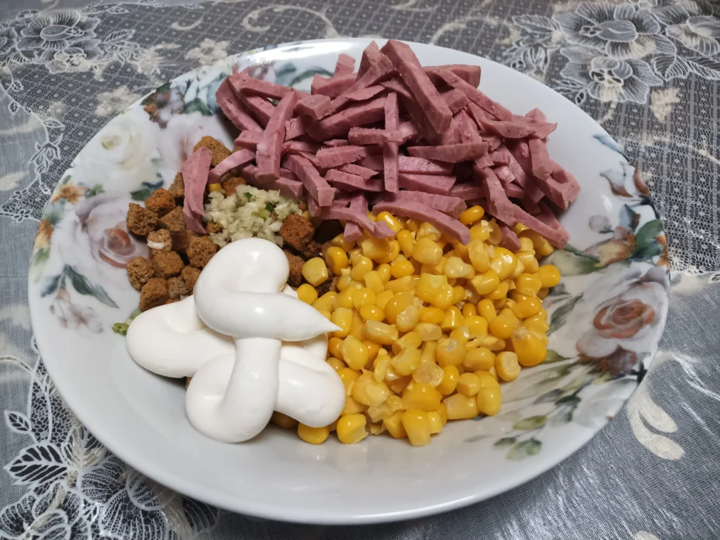 Салат с сухариками Салат с кириешками