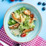 Салат с курицей и овощами