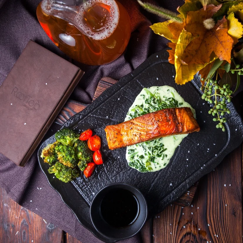 Запеченный лосось с лимоном и травами